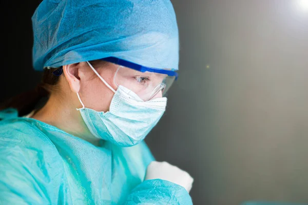 Médecin Femme Uniforme Lunettes Masque Travaille Concentré Hôpital Portrait Chirurgien — Photo