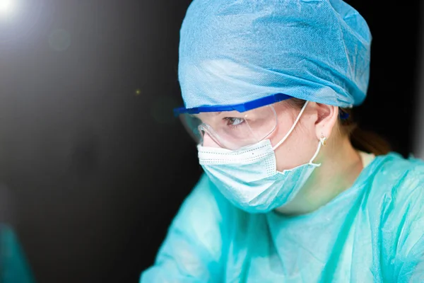 Kvinnlig Läkare Uniform Glasögon Och Mask Arbetar Koncentrerat Sjukhuset Porträtt — Stockfoto