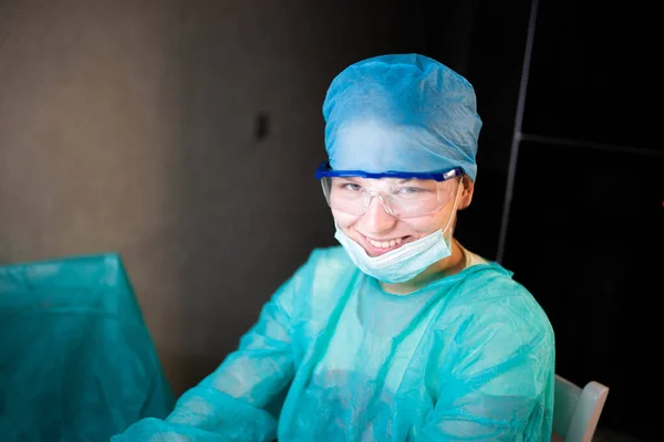 제복을 안경을 마스크를 여의사는 병원에서 집중적으로 일한다 외과의사의 초상화 — 스톡 사진