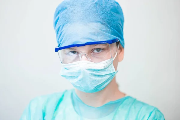 Arztpraktikantin Arztuniform Brille Und Maske — Stockfoto