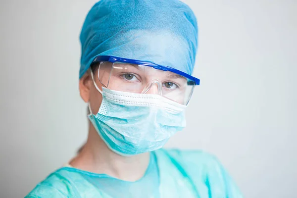 身穿军服 戴眼镜 戴口罩的女医生实习生 — 图库照片