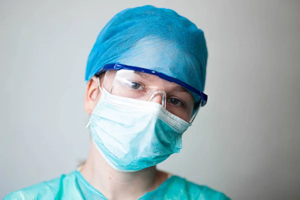 Doctora Interna Uniforme Médico Gafas Máscara —  Fotos de Stock