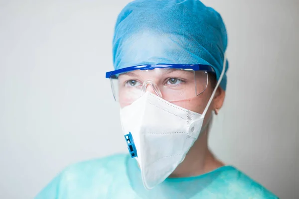 Žena Lékař Stážistka Lékařské Uniformě Brýle Maska — Stock fotografie