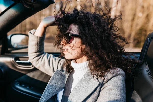 Lockige Fotografin Cabrio Fährt Einem Sonnigen Tag Auf Der Straße — Stockfoto