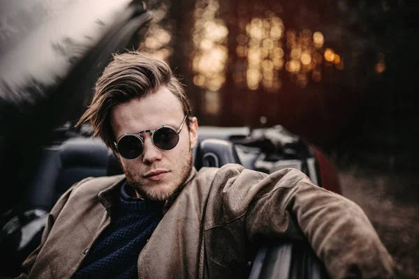 Joven Conductor Masculino Gafas Sol Convertible Verano Atardecer Concepto Viaje — Foto de Stock