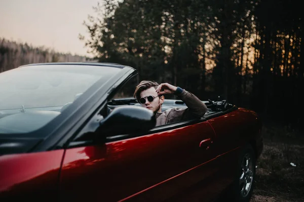 Junger Männlicher Fahrer Mit Sonnenbrille Einem Cabrio Sommer Bei Sonnenuntergang — Stockfoto