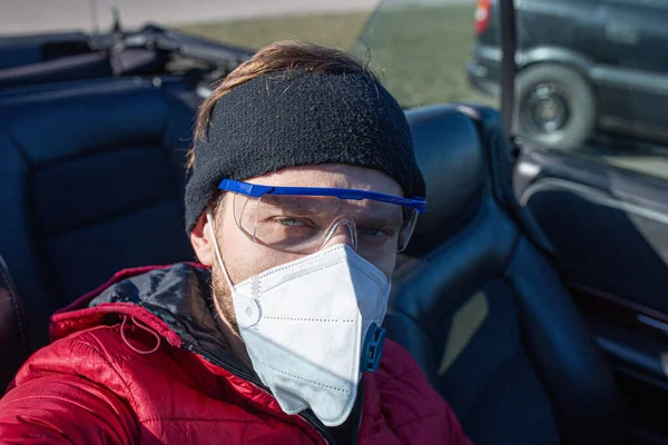 Conductor Con Una Máscara Médica Durante Una Epidemia Convertible — Foto de Stock