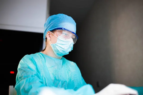 Doctora Uniforme Gafas Máscaras Trabaja Concentrada Hospital Retrato Cirujano — Foto de Stock