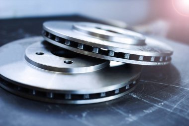 Yeni havalandırmalı araba fren diskleri.