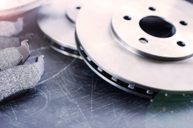 Yeni havalandırmalı araba fren diskleri.