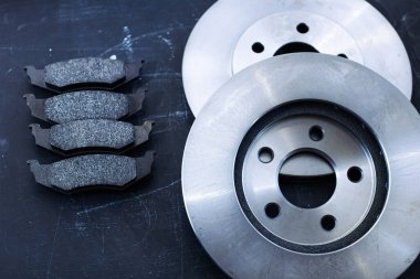 Yeni havalandırmalı araba fren diskleri.