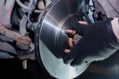 Arabanın fren disklerinin değiştirilmesi. Fren sistemi tamiri.