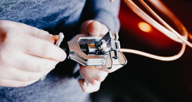 Bakır bir tüp, araba fren sistemi, klima, buzdolabı. Efendinin elinde paten aleti.