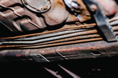 Arabanın altında paslı fren ve yakıt boruları var..