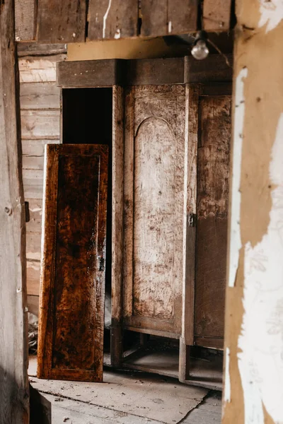 Αποκατάσταση Παλιού Ντουλαπιού Από Μασίφ Ξύλο Στιλβωμένο Και Εποξειδικό — Φωτογραφία Αρχείου