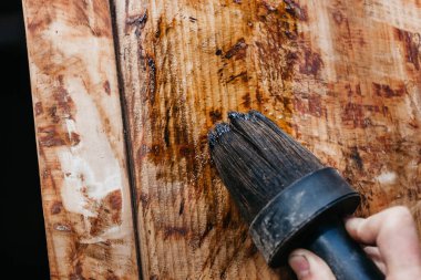 Vernik ve boyayla ahşap işleme sanatı. El yapımı, katı ahşaptan mobilya imalatı.