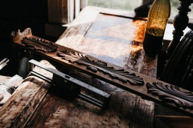 Vernik ve boyayla ahşap işleme sanatı. El yapımı, katı ahşaptan mobilya imalatı.