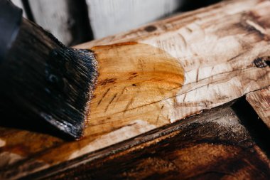 Ahşap işçiliği, katı ahşap işleme vernik ve epoksi ile. El sanatları ustası..