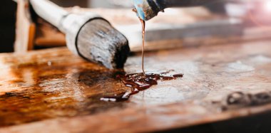 Ahşap işçiliği, katı ahşap işleme vernik ve epoksi ile. El sanatları ustası..