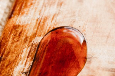 Ahşap işçiliği, katı ahşap işleme vernik ve epoksi ile. El sanatları ustası..