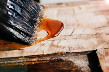 Ahşap işçiliği, katı ahşap işleme vernik ve epoksi ile. El sanatları ustası..