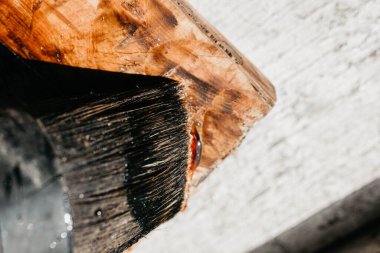 Ahşap işçiliği, katı ahşap işleme vernik ve epoksi ile. El sanatları ustası..