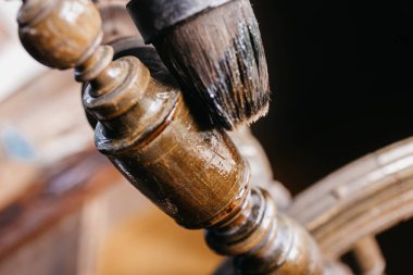 Ahşap işçiliği, katı ahşap işleme vernik ve epoksi ile. El sanatları ustası..