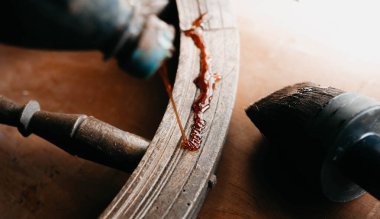 Ahşap işçiliği, katı ahşap işleme vernik ve epoksi ile. El sanatları ustası..