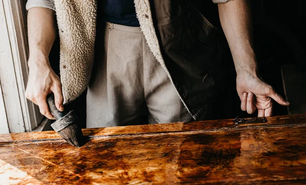 Artesano Masculino Procesa Una Variedad Madera Con Barniz Epoxi Renovación — Foto de Stock