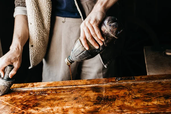 Samec Řemeslník Zpracovává Řadu Dřeva Epoxidovým Lakem Renovace Starožitného Nábytku — Stock fotografie