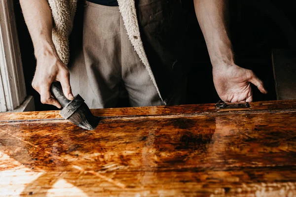 Maschio Artigianale Elabora Una Serie Legno Con Vernice Epossidica Ristrutturazione — Foto Stock