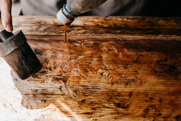 Holzverarbeitung Verarbeitung Von Massivholz Mit Lack Und Epoxid Kunsthandwerker — Stockfoto