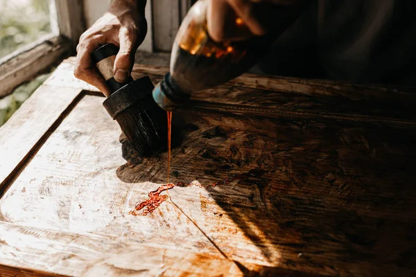 Artesano Masculino Procesa Una Variedad Madera Con Barniz Epoxi Renovación —  Fotos de Stock