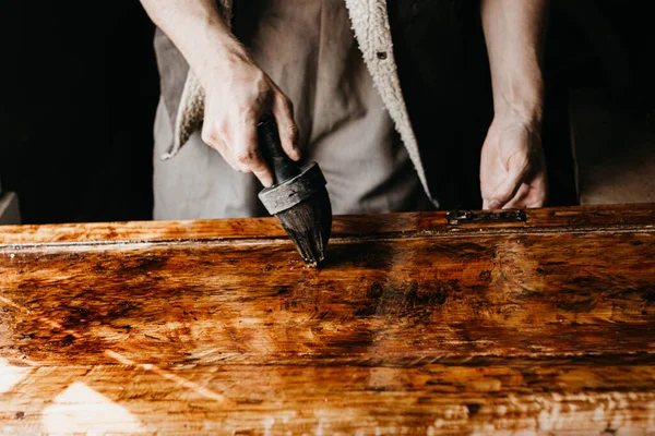 Male Artisan Processes Array Wood Epoxy Varnish Renovation Antique Furniture — Stock Photo, Image