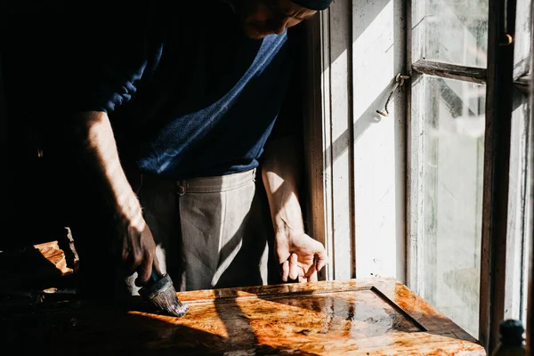 Männliche Handwerker Verarbeitet Eine Reihe Von Holz Mit Epoxid Lack — Stockfoto