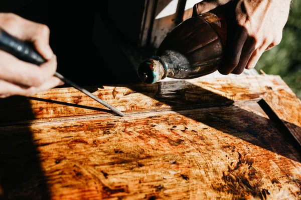Holzverarbeitung Verarbeitung Von Massivholz Mit Lack Und Epoxid Kunsthandwerker — Stockfoto