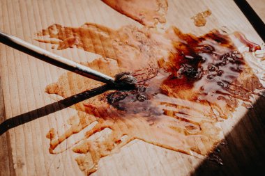 Vernik ve epoksi reçineli ahşap işleme, sağlam ahşap mobilyaların restorasyonu.