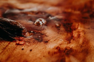 Vernik ve epoksi reçineli ahşap işleme, sağlam ahşap mobilyaların restorasyonu.