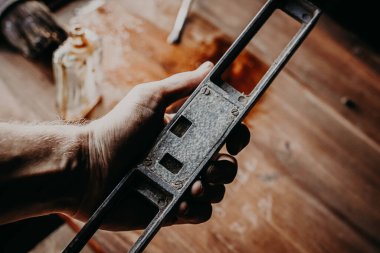 Erkek el ele tutuşma seviyesinde ve baloncuklu ahşap mobilya üretimi