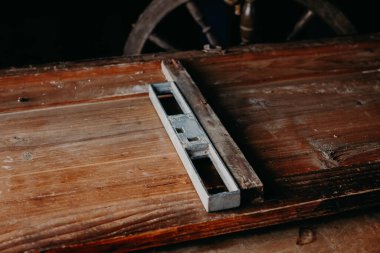 Ahşap mobilya üretiminde baloncuklu inşaat seviyesi