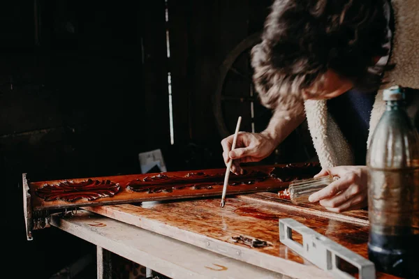 Artesano Trabaja Taller Con Madera Barnices Elemento Madera Muebles — Foto de Stock