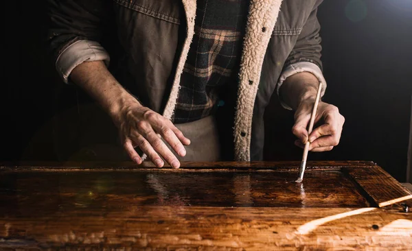 Artigiano Lavora Laboratorio Con Legno Vernici Elemento Legno Mobili — Foto Stock