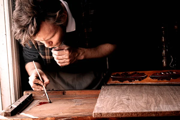 Rzemieślnik Pracuje Warsztacie Drewna Lakieruje Drewniany Element Mebli — Zdjęcie stockowe