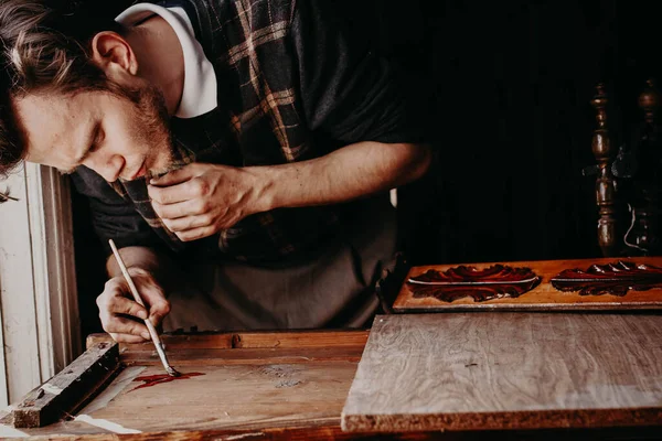 Artigiano Lavora Laboratorio Con Legno Vernici Elemento Legno Mobili — Foto Stock