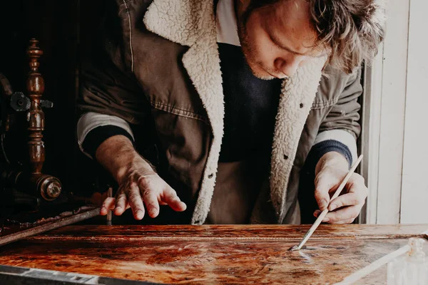 Artigiano Lavora Laboratorio Con Legno Vernici Elemento Legno Mobili — Foto Stock