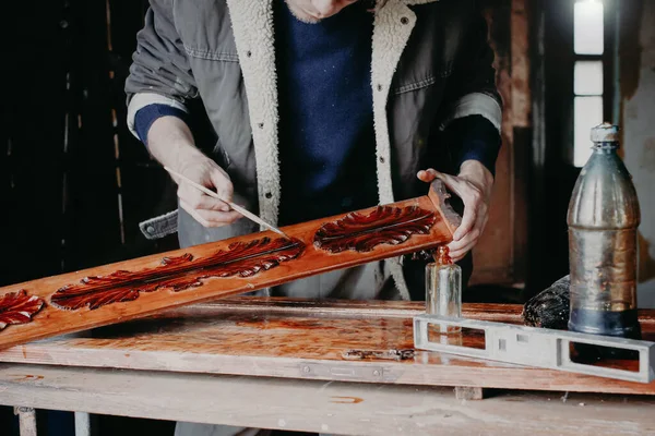 Handwerker Lackiert Eine Holzplatte Eines Schrankes Aus Massivholz Arbeiten Der — Stockfoto