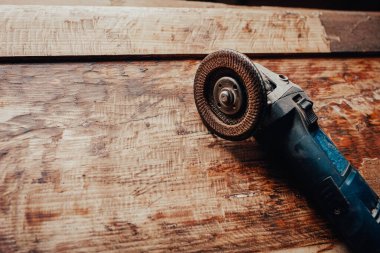 Elektrikli öğütücü ve tahta. marangoz konsepti.