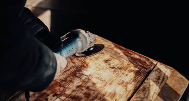 Elektrikli odun öğütücüsüyle öğütme, sağlam ahşap mobilyaların restorasyonu. Ahşap