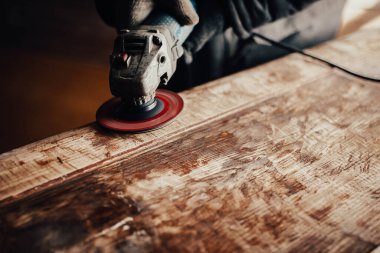 Elektrikli odun öğütücüsüyle öğütme, sağlam ahşap mobilyaların restorasyonu. Ahşap