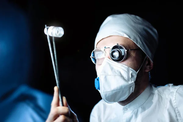 Forskare Läkare Uniform Och Glasögon Med Ett Monokulärt Förstoringsglas Mikroskop — Stockfoto